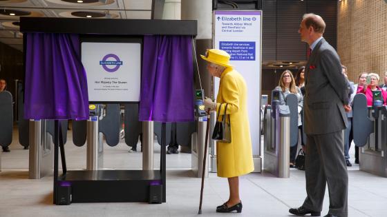 HM Queen Elizabeth II and HRH Prince Edward Earl of Wessex at the unveiling of a commemorative plaque at Paddington to mark the completion of the Elizabeth line. COURTESY TfL